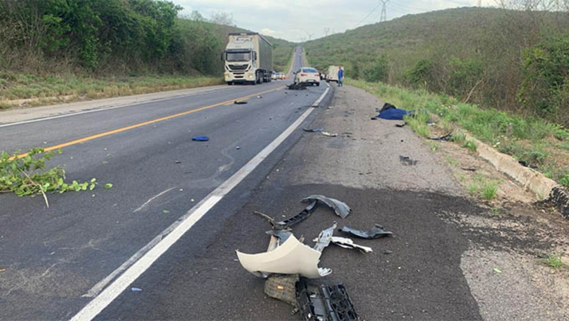 Imagem 1 - Motociclista desabilitado invade pista contrária e acaba morrendo em acidente na BR-304. O caso foi registrado por volta das 4h50 desta sexta-feira (27), no km 234 da BR 304, na cidade de Riachuelo, no Rio Grande do Norte. Segundo a Polícia Rodoviária Federal, o condutor de uma motocicleta invadiu a pista contrária e colidiu de frente com um carro de passeio. Ele morreu no local. Ainda de acordo com os policiais, o motociclista não possuía permissão para pilotar e já tinha sido notificado anteriormente pela PRF por dirigir sem habilitação. Imagem 1 - Motociclista desabilitado invade pista contrária e acaba morrendo em acidente na BR-304. O caso foi registrado por volta das 4h50 desta sexta-feira (27), no km 234 da BR 304, na cidade de Riachuelo, no Rio Grande do Norte. Segundo a Polícia Rodoviária Federal, o condutor de uma motocicleta invadiu a pista contrária e colidiu de frente com um carro de passeio. Ele morreu no local. Ainda de acordo com os policiais, o motociclista não possuía permissão para pilotar e já tinha sido notificado anteriormente pela PRF por dirigir sem habilitação.