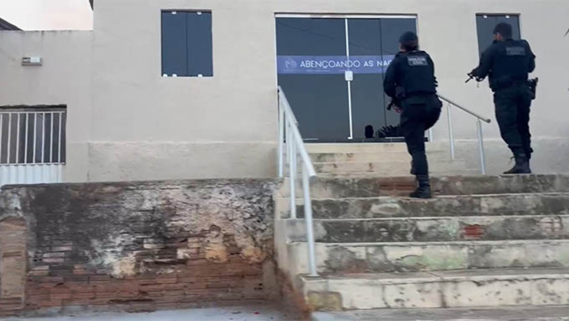 Imagem 1 - João Dias: planejamento era matar Marcelo durante o culto no dia 19 de agosto. A família do prefeito Marcelo Oliveira acredita que os bandidos desistiram de matá-lo no dia 19 de agosto devido a quantidade de policiais militares na cidade e também pelo fato da praça em frente estar lotada. O pastor, conhecido por Marcelo, de 27 anos, foi preso nesta sexta-feira, 27, como autor intelectual e a Polícia procura a advogada e ex-candidata a prefeita Damária Jácome, assim como a irmã dela, a vereadora Leida de Laete e seus respectivos maridos, todos com prisão preventiva decretada pela Justiça. Imagem 1 - João Dias: planejamento era matar Marcelo durante o culto no dia 19 de agosto. A família do prefeito Marcelo Oliveira acredita que os bandidos desistiram de matá-lo no dia 19 de agosto devido a quantidade de policiais militares na cidade e também pelo fato da praça em frente estar lotada. O pastor, conhecido por Marcelo, de 27 anos, foi preso nesta sexta-feira, 27, como autor intelectual e a Polícia procura a advogada e ex-candidata a prefeita Damária Jácome, assim como a irmã dela, a vereadora Leida de Laete e seus respectivos maridos, todos com prisão preventiva decretada pela Justiça.