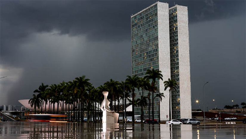 Imagem 1 - Câmara tem até às 20h desta sexta (27) para explicar pagamento de emendas. O ministro Flávio Dino, do STF, cobrou respostas objetivas da Câmara dos Deputados sobre o ofício enviado ao Poder Executivo para pagamento de 5.449 emendas parlamentares no Orçamento da União. Os deputados, de acordo com a determinação do ministro, devem enviar informações essenciais sobre como foi a aprovação das emendas nas comissões permanentes daquela Casa. Imagem 1 - Câmara tem até às 20h desta sexta (27) para explicar pagamento de emendas. O ministro Flávio Dino, do STF, cobrou respostas objetivas da Câmara dos Deputados sobre o ofício enviado ao Poder Executivo para pagamento de 5.449 emendas parlamentares no Orçamento da União. Os deputados, de acordo com a determinação do ministro, devem enviar informações essenciais sobre como foi a aprovação das emendas nas comissões permanentes daquela Casa.