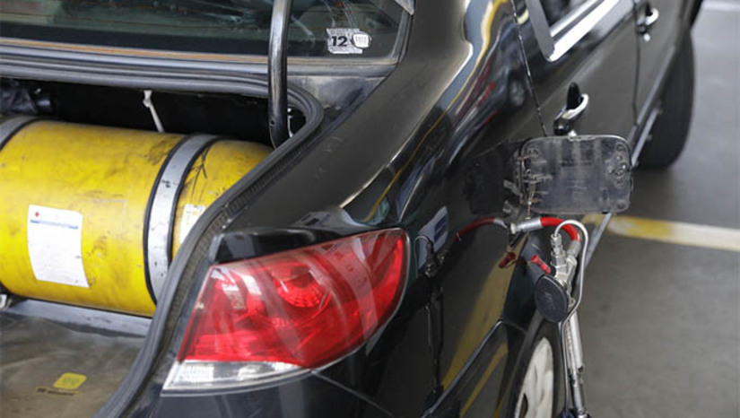 Imagem 1 - Sancionada lei que reduz em 50% o IPVA de carros movidos a GNV no RN. A nova lei foi sancionada nesta sexta-feira (27), pela governadora Fátima Bezerra. A medida contempla 55 mil proprietários de veículos movidos a esse tipo de combustível no Rio Grande do Norte. Para a presidente da Companhia Potiguar de Gás (Potigás), Marina Melo, além de emitir menos poluentes, o GNV reduz a necessidade de transporte pesado de combustíveis por rodovias, já que é distribuído por gasodutos diretamente aos postos. “É um benefício muito importante para os usuários de GNV e também para a preservação do meio ambiente.” Imagem 1 - Sancionada lei que reduz em 50% o IPVA de carros movidos a GNV no RN. A nova lei foi sancionada nesta sexta-feira (27), pela governadora Fátima Bezerra. A medida contempla 55 mil proprietários de veículos movidos a esse tipo de combustível no Rio Grande do Norte. Para a presidente da Companhia Potiguar de Gás (Potigás), Marina Melo, além de emitir menos poluentes, o GNV reduz a necessidade de transporte pesado de combustíveis por rodovias, já que é distribuído por gasodutos diretamente aos postos. “É um benefício muito importante para os usuários de GNV e também para a preservação do meio ambiente.”