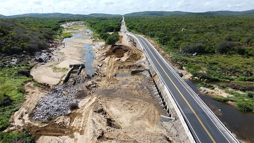 Imagem 1 - Ponte havia sido destruída por uma forte enxurrada no dia 31 de março de 2024. Na época, a governadora Fátima Bezerra e o superintendente regional do DNIT, foram ao ministro dos Transportes, solicitar recursos emergências para reconstruir a ponte com o máximo de rapidez possível, considerando sua importância para o trânsito entre a capital e o interior. A solenidade de inauguração está prevista para acontecer às 10 horas. Imagem 1 - Ponte havia sido destruída por uma forte enxurrada no dia 31 de março de 2024. Na época, a governadora Fátima Bezerra e o superintendente regional do DNIT, foram ao ministro dos Transportes, solicitar recursos emergências para reconstruir a ponte com o máximo de rapidez possível, considerando sua importância para o trânsito entre a capital e o interior. A solenidade de inauguração está prevista para acontecer às 10 horas.