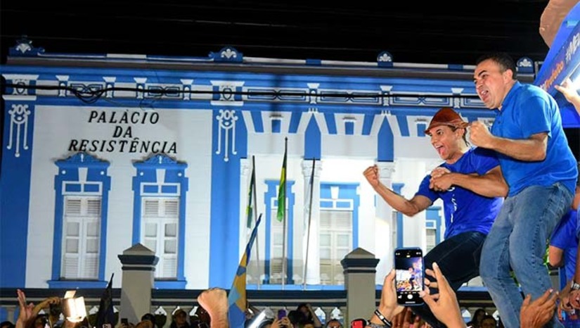 Imagem 1 - A solenidade de posse está marcada para às 18h desta quarta-feira (01), no Teatro Municipal Dix-Huit Rosado e em seguida, o prefeito e o vice Marcos, caminharão até o Palácio da Resistência. ‘’Convido toda a população a fazer parte deste momento, o povo continua na Prefeitura, e o povo vai tomar posse mais uma vez’’, destacou Allyson Bezerra. Imagem 1 - A solenidade de posse está marcada para às 18h desta quarta-feira (01), no Teatro Municipal Dix-Huit Rosado e em seguida, o prefeito e o vice Marcos, caminharão até o Palácio da Resistência. ‘’Convido toda a população a fazer parte deste momento, o povo continua na Prefeitura, e o povo vai tomar posse mais uma vez’’, destacou Allyson Bezerra.