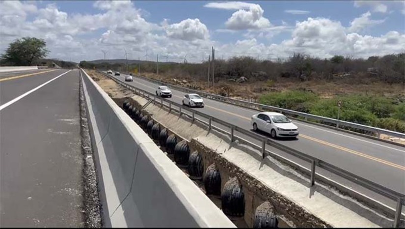 Imagem 1 -  A nova ponte tem 125 metros de extensão, cinquenta a mais que a antiga, que levada pela enxurrada pelo Rio das Pedras na passagem de 31 de março para 1° de abril deste ano. Segundo o superintendente regional do DNIT, Getúlio Batista, as obras de reconstrução tiveram início efetivo em 3 de junho, com a demolição dos escombros da antiga ponte de 75 metros. A nova estrutura foi concluída em 20 de dezembro, cumprindo o prazo estabelecido. O custo total da obra foi de R$ 14,4 milhões.