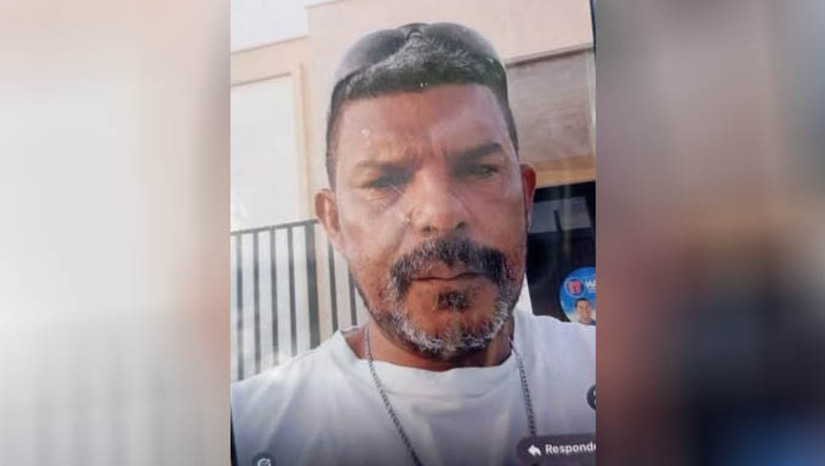 Imagem 1 - Colisão entre duas motocicletas deixa um homem morto na BR-110, em Areia Branca. A vítima foi identificada como sendo Carlos Henrique, pedreiro, morador do Conjunto IPE. O outro homem envolvido no acidente foi socorrido para o hospital do município. O estado de saúde dele é desconhecido. A colisão aconteceu por volta das 15h desta segunda-feira (30), na BR-110, logo na entrada da cidade. Ainda não se sabe o que teria provocado a colisão entre as duas motocicletas. A polícia civil vai investigar o caso. Imagem 1 - Colisão entre duas motocicletas deixa um homem morto na BR-110, em Areia Branca. A vítima foi identificada como sendo Carlos Henrique, pedreiro, morador do Conjunto IPE. O outro homem envolvido no acidente foi socorrido para o hospital do município. O estado de saúde dele é desconhecido. A colisão aconteceu por volta das 15h desta segunda-feira (30), na BR-110, logo na entrada da cidade. Ainda não se sabe o que teria provocado a colisão entre as duas motocicletas. A polícia civil vai investigar o caso.