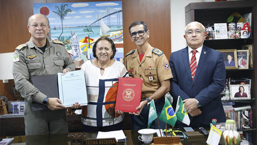 Imagem 1 - Fátima Bezerra assina promoção de 1.554 militares da PM e do Corpo de Bombeiros. O ato foi publicado no Diário Oficial do Estado desta terça-feira (31), contemplando 148 oficiais da Polícia Militar e 14 oficiais bombeiros, além de autorizar a promoção de 1.288 praças policiais e 94 praças bombeiros. “A promoção desses homens e mulheres simboliza o respeito e o reconhecimento do nosso governo pelo trabalho incansável que eles realizam diariamente para proteger a população potiguar. Desde 2019, temos feito um esforço contínuo para garantir não apenas as promoções, mas também investimentos em infraestrutura, concursos e equipamentos. A segurança pública é prioridade e continuará sendo tratada com a seriedade que merece”, disse a governadora. Imagem 1 - Fátima Bezerra assina promoção de 1.554 militares da PM e do Corpo de Bombeiros. O ato foi publicado no Diário Oficial do Estado desta terça-feira (31), contemplando 148 oficiais da Polícia Militar e 14 oficiais bombeiros, além de autorizar a promoção de 1.288 praças policiais e 94 praças bombeiros. “A promoção desses homens e mulheres simboliza o respeito e o reconhecimento do nosso governo pelo trabalho incansável que eles realizam diariamente para proteger a população potiguar. Desde 2019, temos feito um esforço contínuo para garantir não apenas as promoções, mas também investimentos em infraestrutura, concursos e equipamentos. A segurança pública é prioridade e continuará sendo tratada com a seriedade que merece”, disse a governadora.