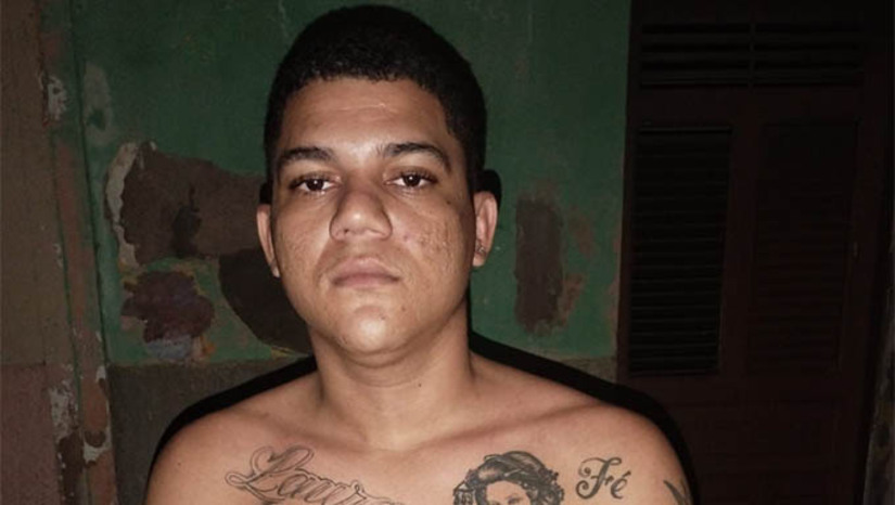 Imagem 1 - Casal é morto a tiros enquanto dormia em uma casa do bairro Vingt Rosado, em Mossoró. O crime aconteceu durante a madrugada desta terça-feira (31). As vítimas foram identificadas como Sérgio Oliveira de Sousa Júnior, de 24 anos, e a namorada dele, uma adolescente de 15 anos. Os suspeitos invadiram a residência onde os jovens estavam e mataram os dois enquanto ainda dormiam em uma rede. Não há informações sobre autoria ou motivação do crime. Imagem 1 - Casal é morto a tiros enquanto dormia em uma casa do bairro Vingt Rosado, em Mossoró. O crime aconteceu durante a madrugada desta terça-feira (31). As vítimas foram identificadas como Sérgio Oliveira de Sousa Júnior, de 24 anos, e a namorada dele, uma adolescente de 15 anos. Os suspeitos invadiram a residência onde os jovens estavam e mataram os dois enquanto ainda dormiam em uma rede. Não há informações sobre autoria ou motivação do crime.