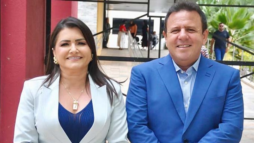 Imagem 1 - A prefeita reeleita Lidiane Marques, o vice-prefeito Haroldo Souza e os vereadores eleitos assumem oficialmente seus cargos para o mandato 2025-2028. Esse é um momento especial para Tibau, que comemora tanto a chegada do novo ano quanto o início de mais um ciclo político. A cerimônia acontece logo após a meia-noite, na Câmara Municipal, e será aberta ao público. Imagem 1 - A prefeita reeleita Lidiane Marques, o vice-prefeito Haroldo Souza e os vereadores eleitos assumem oficialmente seus cargos para o mandato 2025-2028. Esse é um momento especial para Tibau, que comemora tanto a chegada do novo ano quanto o início de mais um ciclo político. A cerimônia acontece logo após a meia-noite, na Câmara Municipal, e será aberta ao público.