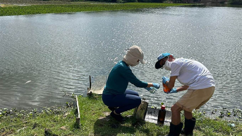 Imagem 1 - Excesso de poluição foi responsável por mortandade de peixes no Rio Apodi-Mossoró. O Igarn chegou a essa conclusão após realizar uma vistoria técnica para atestar a qualidade da água no rio. Segundo o órgão, durante a vistoria, foi observada, nas margens do rio, a presença de efluentes domésticos e a criação de animais de médio porte, como porcos, que contribuem para a degradação da qualidade da água. Esses fatores podem favorecer o crescimento excessivo de macrófitas aquáticas, que dificultam a penetração da luz solar e reduzem a concentração de oxigênio dissolvido, agravando o quadro de poluição e, consequentemente, a mortandade dos peixes. Imagem 1 - Excesso de poluição foi responsável por mortandade de peixes no Rio Apodi-Mossoró. O Igarn chegou a essa conclusão após realizar uma vistoria técnica para atestar a qualidade da água no rio. Segundo o órgão, durante a vistoria, foi observada, nas margens do rio, a presença de efluentes domésticos e a criação de animais de médio porte, como porcos, que contribuem para a degradação da qualidade da água. Esses fatores podem favorecer o crescimento excessivo de macrófitas aquáticas, que dificultam a penetração da luz solar e reduzem a concentração de oxigênio dissolvido, agravando o quadro de poluição e, consequentemente, a mortandade dos peixes.