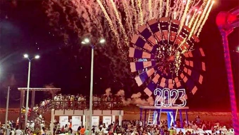 Imagem 1 -  A programação festiva se estenderá até o dia 1º de janeiro, com shows de Zuyrê, Gasparzinho e da atração nacional Natanzinho Lima. Os comerciantes locais já comemoram o incremento nas vendas, impulsionado pela grande movimentação de pessoas.  Maria dos Navegantes, que é proprietária de pousada em Grossos, avaliou o impacto desses eventos na economia local. “O movimento melhorou em mais de 90%. Isso é muito bom, e tenho certeza que todos os comerciantes estão felizes com esse aumento da demanda”, comentou.