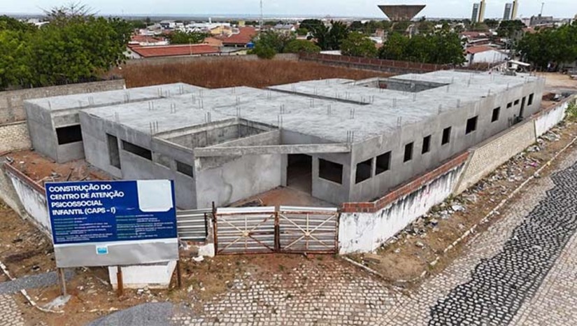 Imagem 1 - Com infraestrutura adequada e equipes qualificadas, os CAPS poderão oferecer um acolhimento mais humanizado e eficiente aos pacientes. Além disso, as novas sedes próprias contribuirão para desafogar outros serviços de saúde mental, como hospitais psiquiátricos, fortalecendo a política de desinstitucionalização. Estão sendo construídas as sedes do CAPS Álcool e Droga (AD III); CAPS II Antônio Herculano, ambos no Nova Betânia e CAPSi (Infância e Adolescência), no bairro Abolição II. Os investimentos nas três obras superam R$ 7,8 milhões. Em construção na avenida Alberto Maranhão, bairro Alto da Conceição, o CAPS Mariana Neumann é o quarto equipamento, com mais de dois milhões e 500 mil reais investidos. Imagem 1 - Com infraestrutura adequada e equipes qualificadas, os CAPS poderão oferecer um acolhimento mais humanizado e eficiente aos pacientes. Além disso, as novas sedes próprias contribuirão para desafogar outros serviços de saúde mental, como hospitais psiquiátricos, fortalecendo a política de desinstitucionalização. Estão sendo construídas as sedes do CAPS Álcool e Droga (AD III); CAPS II Antônio Herculano, ambos no Nova Betânia e CAPSi (Infância e Adolescência), no bairro Abolição II. Os investimentos nas três obras superam R$ 7,8 milhões. Em construção na avenida Alberto Maranhão, bairro Alto da Conceição, o CAPS Mariana Neumann é o quarto equipamento, com mais de dois milhões e 500 mil reais investidos.