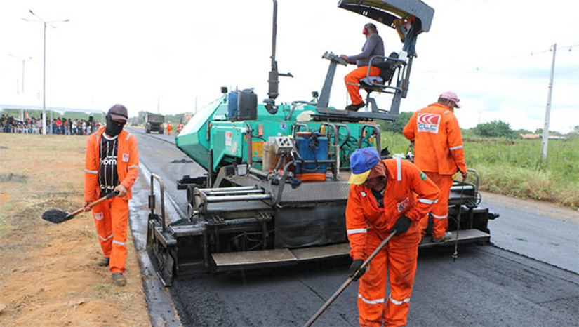 Imagem 1 -  Estado vai recuperar mais 130 km de rodovias que absorveram o tráfego após interdição na BR-304. O Departamento Nacional de Infraestrutura de Transportes (DNIT) publicou nesta terça-feira (31) o edital de licitação para contratar a empresa responsável pelos serviços de conservação e recuperação das vias. Entre os trechos a serem restaurados estão as rodovias RN-118 (BR-304, em Itajá, até BR-406, em Macau), RN-129 (BR-304, em Lajes, até Pedra Preta), RN-263 (RN-129, em Pedra Preta, até o perímetro urbano da cidade), RN-269 (Nova Cruz a Passa e Fica) e RN-093 (RN-011, em Lagoa D’Anta, até Tangará). Estas rodovias absorveram o fluxo do tráfego da principal via de escoamento logístico do estado, a BR-304, após ponte desabar com as chuvas, em março deste ano.