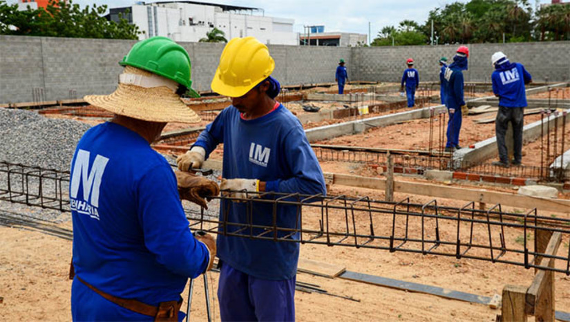 Imagem 1 - De janeiro a novembro de 2024 Mossoró registrou 7.439 novos empregos formais. Os dados são do Cadastro Geral de Empregos e Desempregados (CAGED), do Ministério do Trabalho e Emprego (MTE), e já superam o total de vagas geradas em 2023, quando o Município contabilizou um saldo positivo de 6.938 empregos, conforme números consolidados. O segmento em que mais foram criadas vagas foi o de Serviços, com saldo de 3.627 admissões, seguido pela Construção Civil, com 1.493 empregos, e Comércio, com 1.023 vaga. Imagem 1 - De janeiro a novembro de 2024 Mossoró registrou 7.439 novos empregos formais. Os dados são do Cadastro Geral de Empregos e Desempregados (CAGED), do Ministério do Trabalho e Emprego (MTE), e já superam o total de vagas geradas em 2023, quando o Município contabilizou um saldo positivo de 6.938 empregos, conforme números consolidados. O segmento em que mais foram criadas vagas foi o de Serviços, com saldo de 3.627 admissões, seguido pela Construção Civil, com 1.493 empregos, e Comércio, com 1.023 vaga.