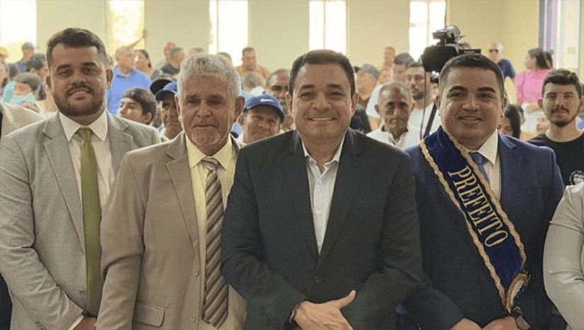 Imagem 1 -  A cerimônia marcou o início de uma nova etapa para Serra do Mel, com a promessa de continuidade nos avanços conquistados e novos projetos para atender às demandas da população, como a perfuração do poço profundo para resolver a questão do abastecimento das vilas, em especial a Vila Brasília, principal desafio do novo prefeito Kênio Azevedo.