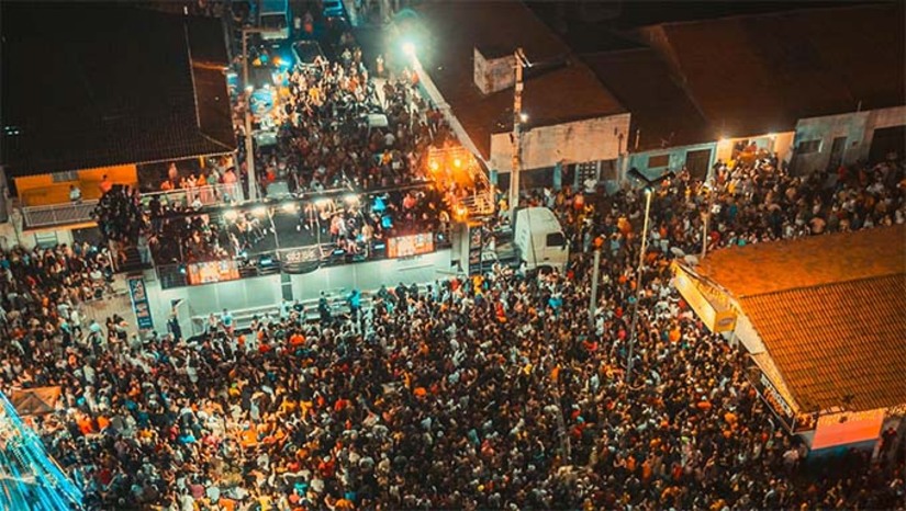 Imagem 1 - O destaque da noite ficou por conta do cantor Nattanzinho Lima, que se apresentou pela primeira vez na região. Considerado o Fenômeno do momento, o cantor que está arrastando multidões por todo o Brasil, comandou a festa e fez o maior show da história de Grossos. A Realização do show movimentou o comércio local beneficiando tanto os pequenos empreendedores quanto as empresas estabelecidas no município. Imagem 1 - O destaque da noite ficou por conta do cantor Nattanzinho Lima, que se apresentou pela primeira vez na região. Considerado o Fenômeno do momento, o cantor que está arrastando multidões por todo o Brasil, comandou a festa e fez o maior show da história de Grossos. A Realização do show movimentou o comércio local beneficiando tanto os pequenos empreendedores quanto as empresas estabelecidas no município.