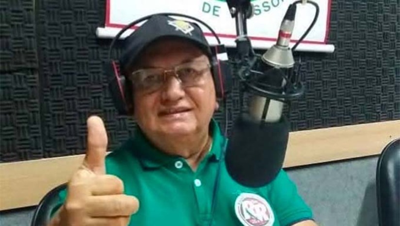 Imagem 1 - Dono de uma das vozes mais bonitas do radio, Tony dedicou mais de 40 anos de sua vida a radiofonia, iniciando a sua carreira na Rádio Difusora de Mossoró, mudou-se para Juazeiro no Ceará, depois retornou à Mossoró onde entrou para Rádio Rural, apresentando vários programas, reportagens especiais e ganhou destaque na apresentação do concurso A Mais Bela Voz. O comunicador havia se aposentado desde 2019, quando deixou os microfones da Rádio Rural e lutava contra problemas cardíacos. Ele estava internado na UTI do hospital Wilson Rosado tratando de um AVC. O velório acontece na Rua Melo Franco, em frente ao Tiro de Guerra, no centro de Mossoró, e o sepultamento está marcado para às 16:30h no cemitério Novo Tempo, na BR 304- Aeroporto. Imagem 1 - Dono de uma das vozes mais bonitas do radio, Tony dedicou mais de 40 anos de sua vida a radiofonia, iniciando a sua carreira na Rádio Difusora de Mossoró, mudou-se para Juazeiro no Ceará, depois retornou à Mossoró onde entrou para Rádio Rural, apresentando vários programas, reportagens especiais e ganhou destaque na apresentação do concurso A Mais Bela Voz. O comunicador havia se aposentado desde 2019, quando deixou os microfones da Rádio Rural e lutava contra problemas cardíacos. Ele estava internado na UTI do hospital Wilson Rosado tratando de um AVC. O velório acontece na Rua Melo Franco, em frente ao Tiro de Guerra, no centro de Mossoró, e o sepultamento está marcado para às 16:30h no cemitério Novo Tempo, na BR 304- Aeroporto.