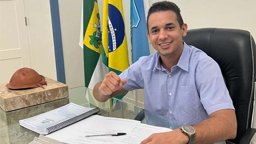 Imagem 1 - O decreto foi publicado no Diário Oficial de Mossoró (DOM), e estabelece que os servidores receberão os salários no último dia útil de cada mês. Allyson destaca que a divulgação do calendário de pagamento é uma prática da gestão municipal desde que ele assumiu o primeiro mandato na prefeitura de Mossoró, em 2021. Desde então, a Prefeitura vem cumprindo rigorosamente o calendário, inclusive pagando o salário dos servidores de maneira antecipada. Imagem 1 - O decreto foi publicado no Diário Oficial de Mossoró (DOM), e estabelece que os servidores receberão os salários no último dia útil de cada mês. Allyson destaca que a divulgação do calendário de pagamento é uma prática da gestão municipal desde que ele assumiu o primeiro mandato na prefeitura de Mossoró, em 2021. Desde então, a Prefeitura vem cumprindo rigorosamente o calendário, inclusive pagando o salário dos servidores de maneira antecipada.