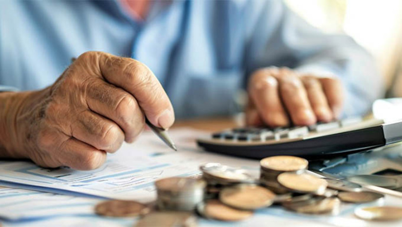 Imagem 1 - Confira as novas regras e idade mínima para solicitação de aposentadoria. Conforme a regra atual para o Regime Geral de Previdência Social (RGPS), mulheres podem se aposentar com idade mínima de 62 anos e o mínimo de 15 anos de contribuição, e homens com 65 anos de idade e 20 anos de contribuição. Em novembro de 2019, quando foi implantada a Reforma da Previdência (Emenda Constitucional 103), o governo criou cinco regras de transição para quem já estava no mercado de trabalho visando estabelecer uma passagem entre as exigências antigas e as atuais para pedir a aposentadoria. Imagem 1 - Confira as novas regras e idade mínima para solicitação de aposentadoria. Conforme a regra atual para o Regime Geral de Previdência Social (RGPS), mulheres podem se aposentar com idade mínima de 62 anos e o mínimo de 15 anos de contribuição, e homens com 65 anos de idade e 20 anos de contribuição. Em novembro de 2019, quando foi implantada a Reforma da Previdência (Emenda Constitucional 103), o governo criou cinco regras de transição para quem já estava no mercado de trabalho visando estabelecer uma passagem entre as exigências antigas e as atuais para pedir a aposentadoria.
