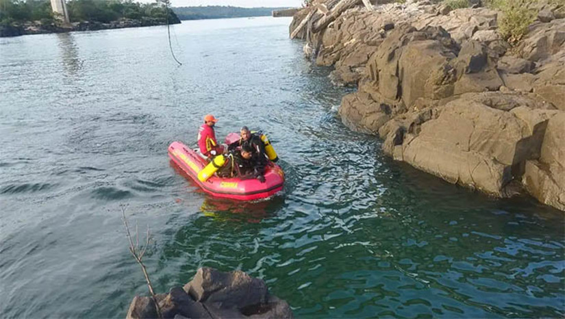 Imagem 1 - Já são 13 mortes confirmadas na queda da ponte entre o Maranhão e Tocantins; 4 pessoas seguem desaparecidas. O Comando do 4º Distrito Naval da Marinha, que integra a força-tarefa de busca e resgate na região do desabamento sobre o Rio Tocantins, confirmou que mais um corpo foi encontrado nesta sexta-feira (3). “Mergulhadores realizaram incursões às proximidades dos destroços da ponte, e trouxeram o corpo à superfície”, destaca a instituição. Localizada entre os municípios de Aguiarnópolis (TO) e Estreito (MA), a Ponte Juscelino Kubitschek de Oliveira desabou no final da tarde do dia 22 de dezembro de 2024. Imagem 1 - Já são 13 mortes confirmadas na queda da ponte entre o Maranhão e Tocantins; 4 pessoas seguem desaparecidas. O Comando do 4º Distrito Naval da Marinha, que integra a força-tarefa de busca e resgate na região do desabamento sobre o Rio Tocantins, confirmou que mais um corpo foi encontrado nesta sexta-feira (3). “Mergulhadores realizaram incursões às proximidades dos destroços da ponte, e trouxeram o corpo à superfície”, destaca a instituição. Localizada entre os municípios de Aguiarnópolis (TO) e Estreito (MA), a Ponte Juscelino Kubitschek de Oliveira desabou no final da tarde do dia 22 de dezembro de 2024.