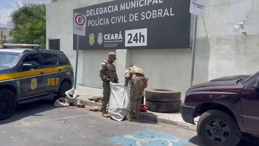 Imagem 1 - Os policiais rodoviários federais encontraram os 150 pacotes de skunk dentro de 6 pneus na carroceria de uma camionete S-10, que, por sua vez, estava sendo transportada por um caminhão guincho da cidade de Santa Inês, no Maranhão, para Natal, capital do RN. O casal que conduzia o guincho, a droga e os veículos foram conduzidos a Delegacia de Sobral-RN. (Com informações O Sobralense e imagem do G1CE). Imagem 1 - Os policiais rodoviários federais encontraram os 150 pacotes de skunk dentro de 6 pneus na carroceria de uma camionete S-10, que, por sua vez, estava sendo transportada por um caminhão guincho da cidade de Santa Inês, no Maranhão, para Natal, capital do RN. O casal que conduzia o guincho, a droga e os veículos foram conduzidos a Delegacia de Sobral-RN. (Com informações O Sobralense e imagem do G1CE).