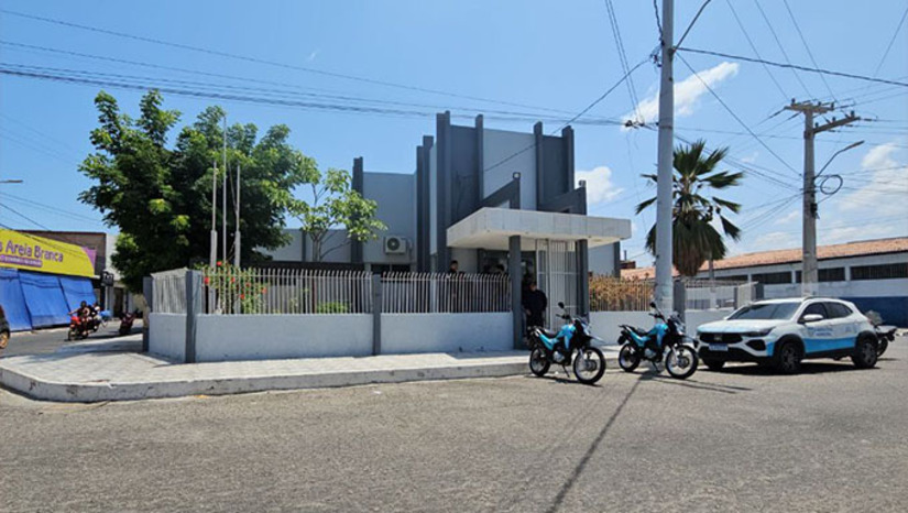 Imagem 1 -  A informação foi repassada pelo prefeito Souza, de Areia Branca-RN, ao MH. Ele afirma que, devido à ausência de transição de governo correta, está enfrentando sérias dificuldades até para garantir a continuidade de serviços básicos, não só na saúde, mas também no que se refere ao serviço de limpeza, assistência social e, principalmente, educação. O início das aulas, por exemplo, o prefeito Souza disse que deixou para depois do Carnaval. Vai primeiro fazer um serviço básico nas escolas na gestão da secretaria.