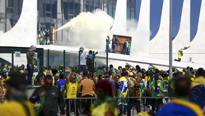 Imagem 1 - Solenidade em Brasília terá participação do presidente Lula. De acordo com nota divulgada pelo Palácio do Planalto, uma extensa programação está prevista para marcar a data, em Brasília, com início às 9h30, quando terá início a devolução das obras de arte destruídas nos ataques de grupos bolsonaristas e, agora, restauradas. Serão restituídas ao patrimônio público 21 peças, incluindo um relógio do século XVII, presente da Corte Francesa a Dom João VI, que virou símbolo dos atos antidemocráticos. A peça será entregue na Suíça. Imagem 1 - Solenidade em Brasília terá participação do presidente Lula. De acordo com nota divulgada pelo Palácio do Planalto, uma extensa programação está prevista para marcar a data, em Brasília, com início às 9h30, quando terá início a devolução das obras de arte destruídas nos ataques de grupos bolsonaristas e, agora, restauradas. Serão restituídas ao patrimônio público 21 peças, incluindo um relógio do século XVII, presente da Corte Francesa a Dom João VI, que virou símbolo dos atos antidemocráticos. A peça será entregue na Suíça.