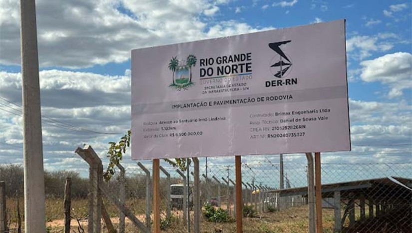 Imagem 1 - O Trecho tem 5,2 quilômetros de extensão e faz parte do programa estadual de fortalecimento do turismo religioso e infraestrutura viária. O santuário está localizado na comunidade Sítio Malhada da Areia, local de origem da religiosa. Lindalva Justo de Oliveira nasceu em Assu em 1953 e, como freira, fez parte das Filhas da Caridade de São Vicente de Paulo. Morreu em Salvador, em 1993, assassinada ao se defender de um assédio. Considerada uma mártir, foi beatificada em 2007. Imagem 1 - O Trecho tem 5,2 quilômetros de extensão e faz parte do programa estadual de fortalecimento do turismo religioso e infraestrutura viária. O santuário está localizado na comunidade Sítio Malhada da Areia, local de origem da religiosa. Lindalva Justo de Oliveira nasceu em Assu em 1953 e, como freira, fez parte das Filhas da Caridade de São Vicente de Paulo. Morreu em Salvador, em 1993, assassinada ao se defender de um assédio. Considerada uma mártir, foi beatificada em 2007.