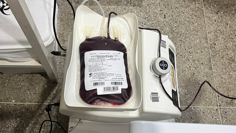 Imagem 1 -  Hemocentro de Mossoró está com estoque crítico; saiba como é fácil doar sangue e salvar vidas. A equipe de assistência social do Hemocentro de Mossoró está entrando em contato com doadores de sangue do município e região, por meio de mensagens no aplicativo Whatsapp, para convidá-los a comparecer à sede e fazer sua doação. De acordo com a assistente social Micheline Fernandes, o estoque de sangue está crítico e é necessários que os doadores compareçam à unidade, urgentemente, para fazer sua doação, repor o estoque, visando garantir que o banco de sangue tenha condições de atender a demanda de cirurgias, principalmente no HRTM.