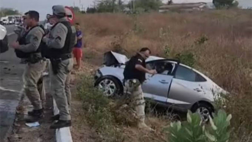 Imagem 1 -  PRF registra colisão frontal na BR-304 em Mossoró; um condutor foi resgatado pelos bombeiros. O homem, que dirigia um dos veículos envolvidos no acidente, ficou preso às ferragens e precisou ser retirado por uma guarnição do Corpo de Bombeiros de Mossoró. Ele foi socorrido pelo Samu em estado grave. Outras três pessoas, que estavam no segundo veículo, tiveram ferimentos leves. O acidente aconteceu por volta das 17h desta segunda-feira (6), próximo ao 12º Batalhão da Polícia Militar, e teria sido provocado por uma ultrapassagem irregular.