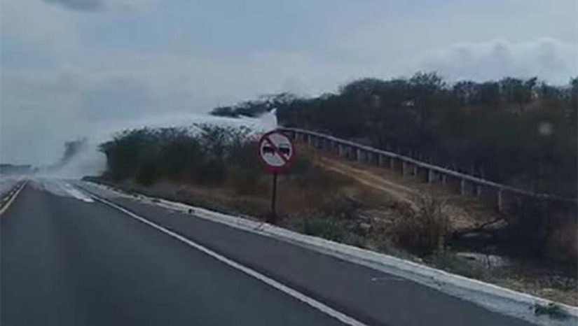 Imagem 1 - Equipes da Caern identificaram um vazamento nas margens da BR-304, próximo a cidade de Angicos e rapidamente desligaram o sistema. Com o desligamento, o abastecimento está suspenso para as cidade de Angicos, Fernando Pedroza, Pedro Avelino, Lajes, Pedra Preta, Caiçara do Rio dos Ventos, Jardim de Angicos, Riachuelo, Cachoeira do Sapo, zona rural de Santana do Matos e Santa Maria. A previsão da empresa é que o sistema retorne no final da tarde desta terça-feira (7) . Para normalizar o abastecimento das cidades e comunidades atendidas são necessárias 72 horas. Imagem 1 - Equipes da Caern identificaram um vazamento nas margens da BR-304, próximo a cidade de Angicos e rapidamente desligaram o sistema. Com o desligamento, o abastecimento está suspenso para as cidade de Angicos, Fernando Pedroza, Pedro Avelino, Lajes, Pedra Preta, Caiçara do Rio dos Ventos, Jardim de Angicos, Riachuelo, Cachoeira do Sapo, zona rural de Santana do Matos e Santa Maria. A previsão da empresa é que o sistema retorne no final da tarde desta terça-feira (7) . Para normalizar o abastecimento das cidades e comunidades atendidas são necessárias 72 horas.