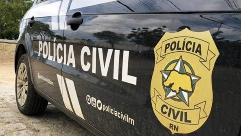 Imagem 1 - Mãe e filho são presos por crimes de tráfico de drogas e associação para o tráfico, em Mossoró. As prisões aconteceram nesta terça-feira (7). De acordo com as investigações, ambos atuavam como varejistas em um ponto de venda controlado por uma facção criminosa no bairro Santo Antônio, em Mossoró, recebendo comissões pelas vendas realizadas. Durante a abordagem, a mulher tentou ocultar os materiais ilícitos, entregando-os ao filho para que fossem descartados no quintal. No entanto, a ação foi frustrada pela equipe da Denarc, que já realizava o cerco ao local. Imagem 1 - Mãe e filho são presos por crimes de tráfico de drogas e associação para o tráfico, em Mossoró. As prisões aconteceram nesta terça-feira (7). De acordo com as investigações, ambos atuavam como varejistas em um ponto de venda controlado por uma facção criminosa no bairro Santo Antônio, em Mossoró, recebendo comissões pelas vendas realizadas. Durante a abordagem, a mulher tentou ocultar os materiais ilícitos, entregando-os ao filho para que fossem descartados no quintal. No entanto, a ação foi frustrada pela equipe da Denarc, que já realizava o cerco ao local.