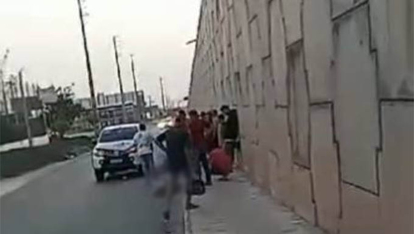 Imagem 1 -  Acidente fatal deixa um ciclista morto ao lado do viaduto do shopping, em Mossoró. O acidente aconteceu na tarde desta terça-feira (7), em frente ao posto Lagoa Azul, na BR-304. A vítima, ainda não identificada, estava em uma bicicleta, quando colidiu de frente com uma caminhonete. Populares afirmaram que ela estaria andando na contramão da vida. Uma ambulância do Samu ainda chegou a ser acionada, mas apenas constatou o óbito. A PRF foi acionada para isolar o trânsito no local e aguardar a chegada do Itep e da polícia civil.