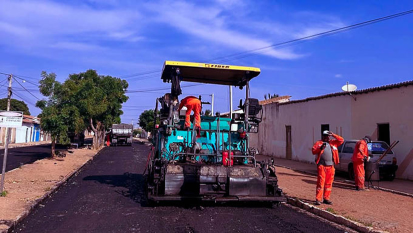 Imagem 1 - Kênio inicia gestão priorizando obras de infraestrutura importantes em Serra do Mel. Entre as primeiras ações estão o capeamento asfáltico das ruas José Baliza de Souza e João Paulino de Oliveira, calçadas na gestão anterior. As duas vias são consideradas estratégicas para a mobilidade da população. “Com essas obras, a gestão municipal inicia e reforça seu compromisso de dar continuidade ao desenvolvimento e a qualidade de vida dos serramelenses”, pontuou o prefeito. Imagem 1 - Kênio inicia gestão priorizando obras de infraestrutura importantes em Serra do Mel. Entre as primeiras ações estão o capeamento asfáltico das ruas José Baliza de Souza e João Paulino de Oliveira, calçadas na gestão anterior. As duas vias são consideradas estratégicas para a mobilidade da população. “Com essas obras, a gestão municipal inicia e reforça seu compromisso de dar continuidade ao desenvolvimento e a qualidade de vida dos serramelenses”, pontuou o prefeito.