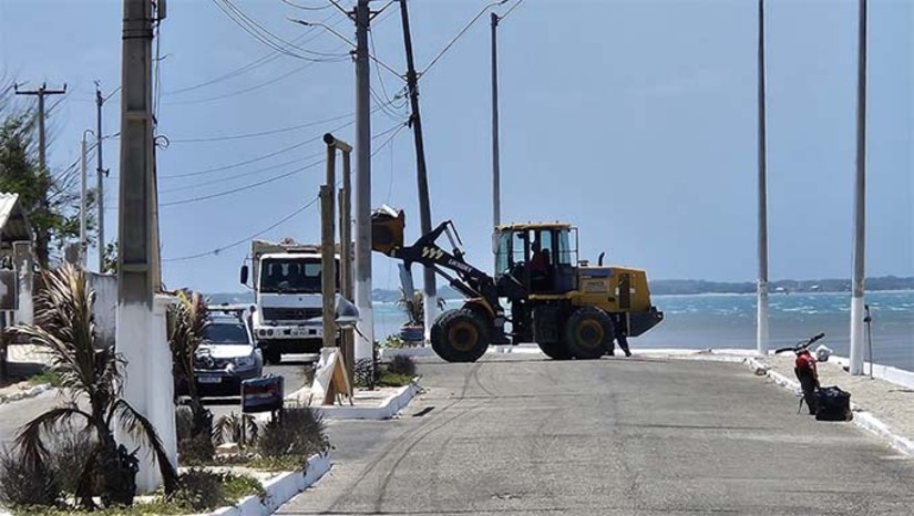 Imagem 1 - Sobre a limpeza, o novo prefeito de Areia Branca afirmou que precisou contratar uma empresa para fazer o serviço limpeza que começou nesta quarta-feira, 8. Já com relação as aulas na rede municipal, o gestor explicou que, primeiro, vai precisar melhorar a estrutura das escolas, que segundo ele, estão ruínas, por estar há muitos anos sem a manutenção devida. Imagem 1 - Sobre a limpeza, o novo prefeito de Areia Branca afirmou que precisou contratar uma empresa para fazer o serviço limpeza que começou nesta quarta-feira, 8. Já com relação as aulas na rede municipal, o gestor explicou que, primeiro, vai precisar melhorar a estrutura das escolas, que segundo ele, estão ruínas, por estar há muitos anos sem a manutenção devida.