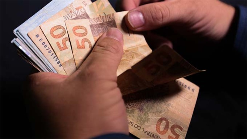 Imagem 1 - O pagamento será feito ao longo do dia, para os servidores ativos, aposentados e pensionistas que recebem acima de R$ 4.200 (valor bruto). O secretário de Estado da Administração, Pedro Lopes, adianta que “os créditos ocorrerão a partir das 12h e devem ser concluídos até às 19h, uma vez que os processamentos dos pagamentos são realizados primeiramente em cada órgão do Governo e, na sequência, a Sead faz a liberação de arquivo ao Banco”. Imagem 1 - O pagamento será feito ao longo do dia, para os servidores ativos, aposentados e pensionistas que recebem acima de R$ 4.200 (valor bruto). O secretário de Estado da Administração, Pedro Lopes, adianta que “os créditos ocorrerão a partir das 12h e devem ser concluídos até às 19h, uma vez que os processamentos dos pagamentos são realizados primeiramente em cada órgão do Governo e, na sequência, a Sead faz a liberação de arquivo ao Banco”.