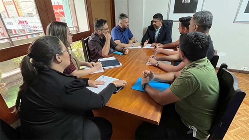 Imagem 1 - Entre as ações efetivas, tomadas de forma imediata pelo presidente da Câmara Genilson Alves, estão a redução no quadro de servidores, além de suspensão de gastos com passagens aéreas, refeições, diárias e gratificações. Genilsondefende ainda a transparência dos processos públicos da Casa Legislativa por meio da informatização. Outro ponto defendido por Genilson é a valorização do servidor da Câmara. Segundo o presidente, a Câmara buscará realizar parcerias com instituições, universidades e órgãos para capacitar os servidores da Casa. Imagem 1 - Entre as ações efetivas, tomadas de forma imediata pelo presidente da Câmara Genilson Alves, estão a redução no quadro de servidores, além de suspensão de gastos com passagens aéreas, refeições, diárias e gratificações. Genilsondefende ainda a transparência dos processos públicos da Casa Legislativa por meio da informatização. Outro ponto defendido por Genilson é a valorização do servidor da Câmara. Segundo o presidente, a Câmara buscará realizar parcerias com instituições, universidades e órgãos para capacitar os servidores da Casa.
