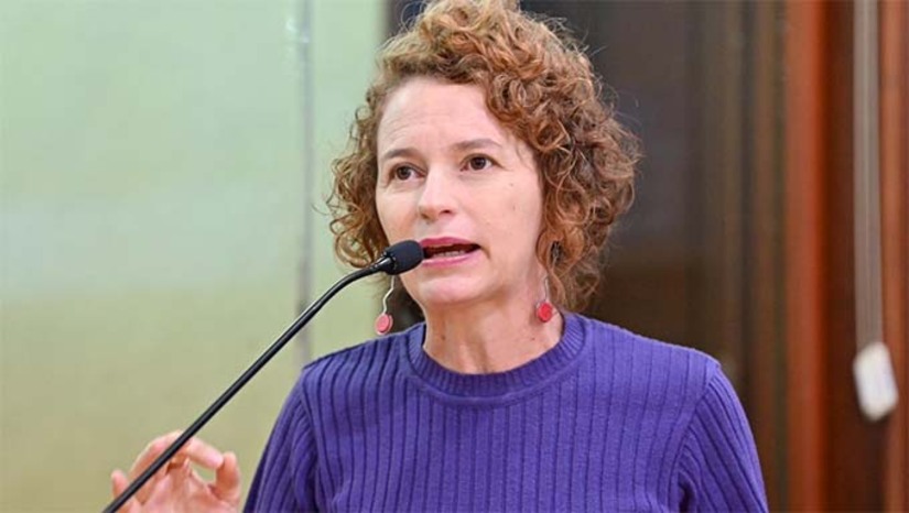 Imagem 1 - A deputada Isolda Dantas fez contato com a administração do Aeroporto Dix Sept Rosado, Emprotur e Infraero para ter mais informações sobre a saída da empresa. Em suas redes sociais, a deputada relatou informações sobre o porquê da suspensão de voos: por conta da retirada das aeronaves da LATAM devido ao acidente em São Paulo e por a Azul estar encontrando dificuldades de manutenção das aeronaves de pequeno porte. A deputada relata que o Governo do RN e Governo Federal trabalham para solucionar o problema. Segundo Isolda, a Infraero deve acelerar a reforma para que o aeroporto de Mossoró possa funcionar em sua totalidade e operar com aeronaves de médio e grande porte. Imagem 1 - A deputada Isolda Dantas fez contato com a administração do Aeroporto Dix Sept Rosado, Emprotur e Infraero para ter mais informações sobre a saída da empresa. Em suas redes sociais, a deputada relatou informações sobre o porquê da suspensão de voos: por conta da retirada das aeronaves da LATAM devido ao acidente em São Paulo e por a Azul estar encontrando dificuldades de manutenção das aeronaves de pequeno porte. A deputada relata que o Governo do RN e Governo Federal trabalham para solucionar o problema. Segundo Isolda, a Infraero deve acelerar a reforma para que o aeroporto de Mossoró possa funcionar em sua totalidade e operar com aeronaves de médio e grande porte.