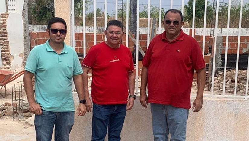 Imagem 1 -  Nesta sexta-feira, 10, Salomão Gomes, acompanhado com o secretário Marcos Aurélio, de Obras, e com o engenheiro André Mick, visitou as obras de construção da Unidade de Saúde da comunidade de Mulungu e também das vias de acesso, que receberam piso intertravado.  Salomão ressalta que as ruas da área urbana também receberam investimento em calçamento e asfalto, assim como também foram construídas as pontes do Boqueirão e de São Lourenço.