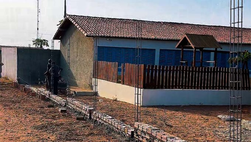 Imagem 1 - Prefeito Kênio Azevedo realizou uma visita técnica na última sexta-feira (10), para acompanhar o andamento de obras de ampliação do calçamento da rua Teresinha Dantas na Vila Brasília. Já na Vila Mato Grosso, o foco da visita foi a reforma e ampliação da Escola Municipal, que visa oferecer melhores condições de ensino aos alunos locais. Por fim, na Vila Espírito Santo, a equipe conferiu o progresso da construção do muro da escola, que trará maior segurança para a comunidade escolar. O prefeito Kênio Azevêdo afirma que a gestão segue comprometida em promover melhorias contínuas para Serra do Mel. Imagem 1 - Prefeito Kênio Azevedo realizou uma visita técnica na última sexta-feira (10), para acompanhar o andamento de obras de ampliação do calçamento da rua Teresinha Dantas na Vila Brasília. Já na Vila Mato Grosso, o foco da visita foi a reforma e ampliação da Escola Municipal, que visa oferecer melhores condições de ensino aos alunos locais. Por fim, na Vila Espírito Santo, a equipe conferiu o progresso da construção do muro da escola, que trará maior segurança para a comunidade escolar. O prefeito Kênio Azevêdo afirma que a gestão segue comprometida em promover melhorias contínuas para Serra do Mel.