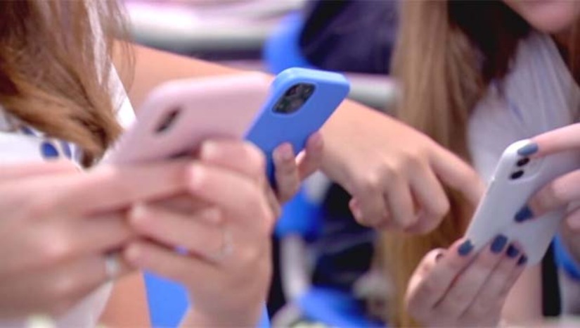Imagem 1 - O projeto proíbe o uso de celulares durante a aula, o recreio ou intervalos entre as aulas, para todas as etapas da educação básica. Ficam excepcionadas da proibição as situações de estado de perigo, de necessidade ou caso de força maior. Com a proposta, os alunos podem utilizar celulares em sala de aula somente para fins estritamente pedagógicos ou didáticos, seguindo a orientação dos profissionais de educação, sob os critérios: garantir a acessibilidade; a inclusão; atender às condições de saúde dos estudantes e garantir os direitos fundamentais. Imagem 1 - O projeto proíbe o uso de celulares durante a aula, o recreio ou intervalos entre as aulas, para todas as etapas da educação básica. Ficam excepcionadas da proibição as situações de estado de perigo, de necessidade ou caso de força maior. Com a proposta, os alunos podem utilizar celulares em sala de aula somente para fins estritamente pedagógicos ou didáticos, seguindo a orientação dos profissionais de educação, sob os critérios: garantir a acessibilidade; a inclusão; atender às condições de saúde dos estudantes e garantir os direitos fundamentais.