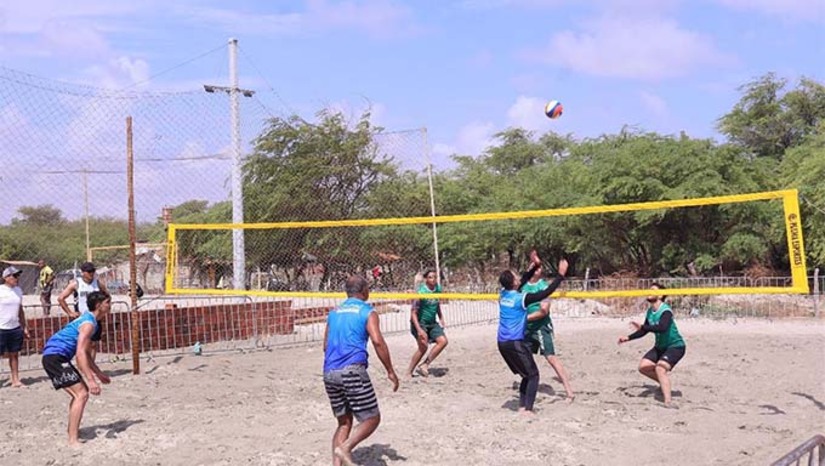 Imagem 1 - Com uma grande estrutura montada na praia de Pernambuquinho, os Jogos de Verão prometem movimentar a cidade, não apenas esportivamente, mas também como um atrativo para turistas e desportistas, consolidando o município como um importante destino esportivo e turístico da região. Equipes da secretaria de saúde também estiveram no evento com todo suporte do Samu Litoral e equipe médica de plantão durante todo o evento. Com extensa programação esportiva, os Jogos de Verão se estendem nos próximos dias 19 e 26, culminando com a entrega da premiação das equipes vencedoras, e o show da banda Grafith. Imagem 1 - Com uma grande estrutura montada na praia de Pernambuquinho, os Jogos de Verão prometem movimentar a cidade, não apenas esportivamente, mas também como um atrativo para turistas e desportistas, consolidando o município como um importante destino esportivo e turístico da região. Equipes da secretaria de saúde também estiveram no evento com todo suporte do Samu Litoral e equipe médica de plantão durante todo o evento. Com extensa programação esportiva, os Jogos de Verão se estendem nos próximos dias 19 e 26, culminando com a entrega da premiação das equipes vencedoras, e o show da banda Grafith.