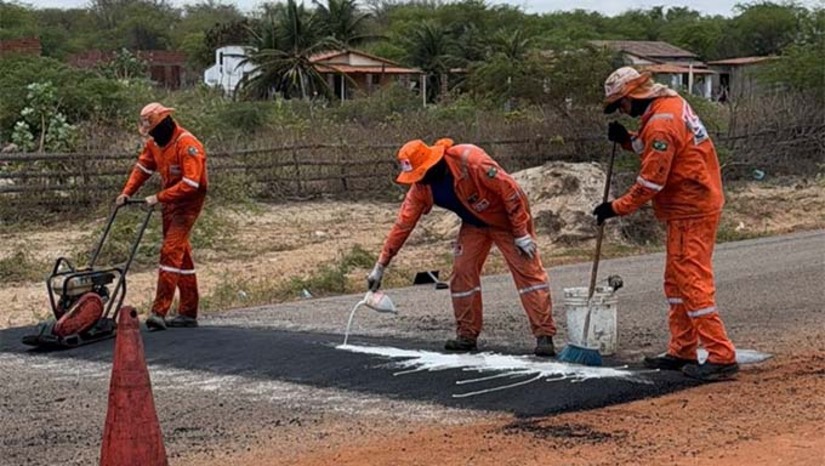Imagem 1 - As lombadas estão sendo colocadas entre as comunidades rurais de Barra e Alagamar, no município de Grossos. A iniciativa tem como objetivo principal promover a segurança viária e reduzir o número de acidentes . A rodovia litorânea Dehon Caenga, que tem 17,5km e interliga as cidades de Grossos e Tibau, foi restaurada em 2024. O techo faz parte do lote 1 do Programa de Restauração de Rodovias Estaduais, cuja ordem de serviço foi assinada em maio do ano passado. A via é fundamental para o turismo da região Costa Branca, pois passa pelas praias de Emanuelas, Gado Bravo, Areais Alvas, Alagamar e Pernambuquinho, com grande circulação de veículos principalmente no período de veraneio. Imagem 1 - As lombadas estão sendo colocadas entre as comunidades rurais de Barra e Alagamar, no município de Grossos. A iniciativa tem como objetivo principal promover a segurança viária e reduzir o número de acidentes . A rodovia litorânea Dehon Caenga, que tem 17,5km e interliga as cidades de Grossos e Tibau, foi restaurada em 2024. O techo faz parte do lote 1 do Programa de Restauração de Rodovias Estaduais, cuja ordem de serviço foi assinada em maio do ano passado. A via é fundamental para o turismo da região Costa Branca, pois passa pelas praias de Emanuelas, Gado Bravo, Areais Alvas, Alagamar e Pernambuquinho, com grande circulação de veículos principalmente no período de veraneio.