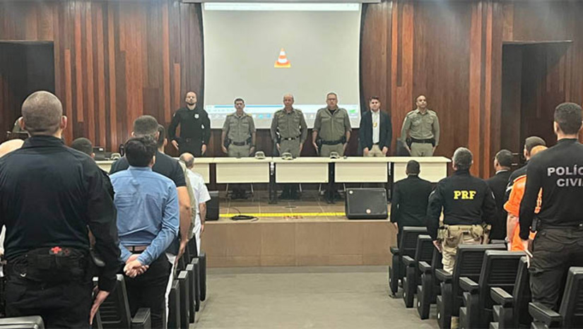 Imagem 1 -  Forças de segurança de Mossoró participam de curso de aperfeiçoamento em ocorrências complexas. O curso visa preparar as forças de segurança que atuam no município e na região, assim como outras instituições, para atuarem em situações de grande complexidade, como ataques do Novo Cangaço e outras organizações criminosas, especializadas em assaltos a bancos, carros-fortes e até resgates de presos. O curso está sendo realizado na cidade de Mossoró, desta segunda-feira (13) até a sexta-feira (17) e conta com a parceria do Ministério da Justiça e Segurança Pública.