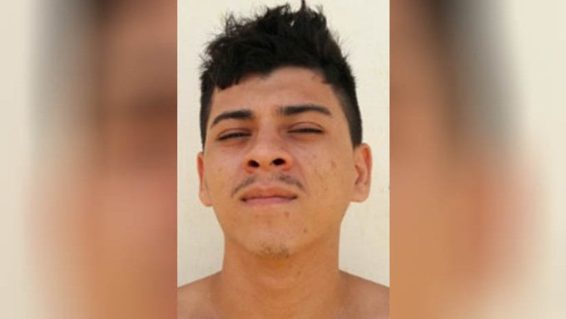 Imagem 1 - Suspeito de roubo morre em confronto com a polícia no Abolição IV, em Mossoró. O caso aconteceu na tarde desta segunda-feira (13). Sanderson Souza da Silveira teria tentado fugir de uma abordagem das polícias civil e militar à residência dele, subindo pelo telhado. Na fuga, ele teria atirado contra os agentes e houve revide. Ele foi alvejado e caiu no telhado de uma residência. O homem ainda chegou a ser socorrido para o HRTM, em uma ambulância do Samu, mas acabou não resistindo ao ferimento. Com ele os policiais apreenderam uma arma de fogo e uma motocicleta com queixa de roubo. Imagem 1 - Suspeito de roubo morre em confronto com a polícia no Abolição IV, em Mossoró. O caso aconteceu na tarde desta segunda-feira (13). Sanderson Souza da Silveira teria tentado fugir de uma abordagem das polícias civil e militar à residência dele, subindo pelo telhado. Na fuga, ele teria atirado contra os agentes e houve revide. Ele foi alvejado e caiu no telhado de uma residência. O homem ainda chegou a ser socorrido para o HRTM, em uma ambulância do Samu, mas acabou não resistindo ao ferimento. Com ele os policiais apreenderam uma arma de fogo e uma motocicleta com queixa de roubo.