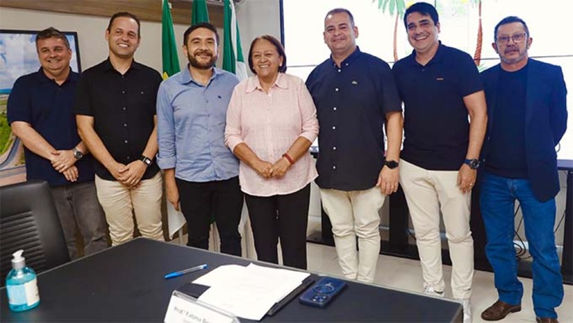 Imagem 1 -   O Carnaval de Apodi é um dos maiores e mais aguardados do Rio Grande do Norte. A festa já tem suas primeiras atrações confirmadas para a edição de 2025. A expectativa é reunir um público recorde entre os dias 28 de fevereiro e 4 de março com uma programação diversificada que inclui grandes nomes da música nacional. Para este ano, o carnaval de Apodi ganhou concorrência, com a chegada de Souza à Prefeitura, o folião de Mossoró-RN terá Areia Branca-RN, além de Grossos- RN, para cair na Folia. A governadora disponibilizou um efetivo de 150 agentes de segurança extra para atuar no período carnavalesco na cidade de Apodi.