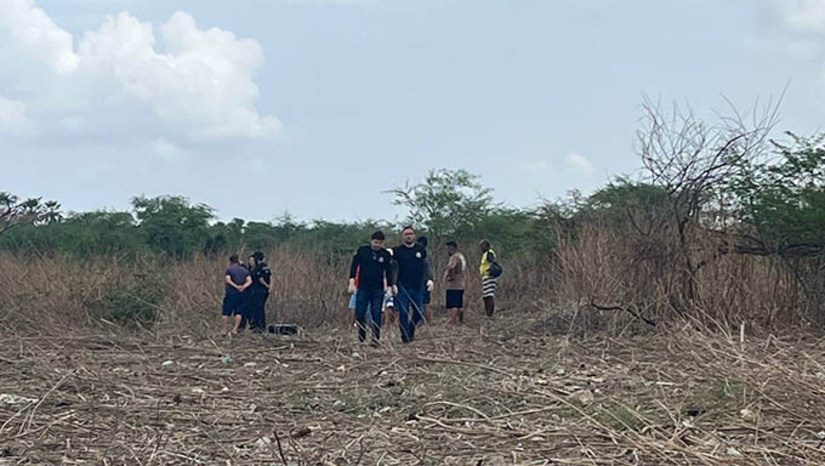 Imagem 1 -  Corpo de adolescente é encontrado em região de mata, em Mossoró. O jovem, de 16 anos, havia sido levado de casa, na região do Santa Helena, na segunda-feira (13), por homens armados. Desde então a família não teve mais notícias. Os pais chegaram a procurar a delegacia e registrar um boletim de ocorrência. Na manhã desta quarta-feira (15), o pai do adolescente encontrou o corpo, em uma região de mata, nas proximidades da Estrada do Óleo e acionou as autoridades. A motivação do crime ainda é desconhecida.