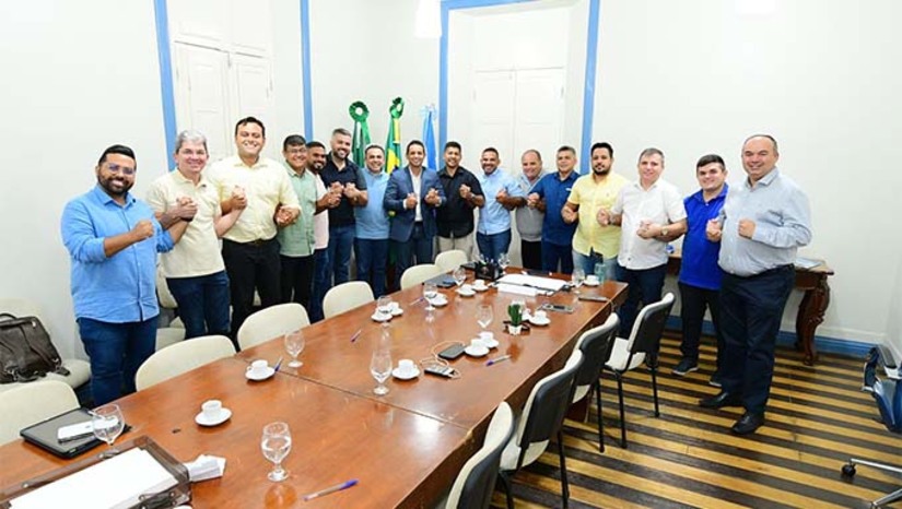 Imagem 1 - Durante a reunião Allyson detalhou aos vereadores os projetos de lei que serão enviados à Câmara Municipal para votação nos próximos dias. Entre os projetos está o da reforma administrativa, que trata da modernização da gestão municipal. No encontro também foi tratado sobre a escolha do líder do governo para o novo mandato. O vereador Alex do Frango (PSD), que retorna este ano à Câmara Municipal, foi escolhido pelos vereadores para representar a bancada. Imagem 1 - Durante a reunião Allyson detalhou aos vereadores os projetos de lei que serão enviados à Câmara Municipal para votação nos próximos dias. Entre os projetos está o da reforma administrativa, que trata da modernização da gestão municipal. No encontro também foi tratado sobre a escolha do líder do governo para o novo mandato. O vereador Alex do Frango (PSD), que retorna este ano à Câmara Municipal, foi escolhido pelos vereadores para representar a bancada.