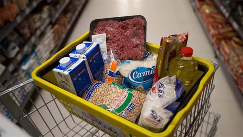 Imagem 1 - De acordo com o o Índice da Cesta Básica Essencial (ICBE) desenvolvido pela UFERSA, entre os itens com maior alta em 2024, destacaram-se a carne bovina, o café e o óleo de soja, impulsionados por fatores como aumento da demanda e condições climáticas adversas. Por outro lado, itens como feijão e farinha de mandioca apresentaram reduções devido ao aumento da oferta. Em Mossoró, o ICBE subiu 8,6% no ano, com o custo da cesta básica alcançando R$ 534,70 em dezembro, um aumento de 2,3% em relação ao mês anterior. Imagem 1 - De acordo com o o Índice da Cesta Básica Essencial (ICBE) desenvolvido pela UFERSA, entre os itens com maior alta em 2024, destacaram-se a carne bovina, o café e o óleo de soja, impulsionados por fatores como aumento da demanda e condições climáticas adversas. Por outro lado, itens como feijão e farinha de mandioca apresentaram reduções devido ao aumento da oferta. Em Mossoró, o ICBE subiu 8,6% no ano, com o custo da cesta básica alcançando R$ 534,70 em dezembro, um aumento de 2,3% em relação ao mês anterior.