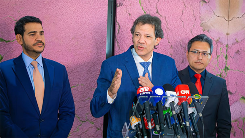 Imagem 1 -  O ministro da Fazenda, Fernando Haddad, e o secretário especial da Receita Federal, Robinson Barreirinhas, anunciaram há pouco a revogação da instrução normativa e a edição da medida provisória. A MP também reforçará princípios garantidos pela Constituição nas transações via Pix, como o sigilo bancário e a não cobrança de impostos nas transferências pela modalidade, além de garantir a gratuidade do Pix para pessoas físicas.  “Essa revogação se dá por dois motivos: tirar isso que tristemente virou uma arma nas mãos desses criminosos e inescrupulosos. A segunda razão é não prejudicar a tramitação do ato que será anunciado [a medida provisória]”, explicou Barreirinhas.