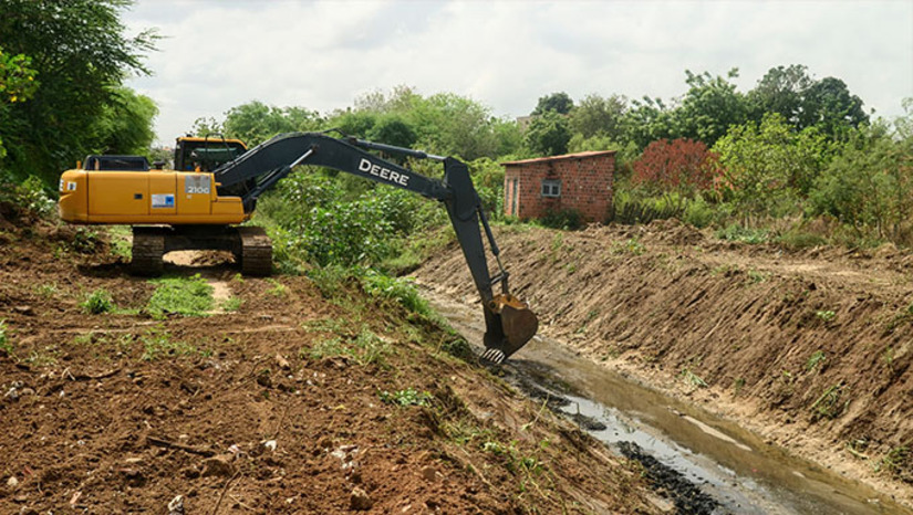 Imagem 1 -  Trabalho está sendo executado em todos os canais que cortam a cidade, segundo informa a Secretaria de Serviços Urbanos. O programa inclui também coleta de lixo, limpeza de canais, galerias, bocas de lobo e conscientização ambiental, impactando positivamente a saúde pública local e visando evitar alagamentos. É importante que o cidadão contribua não jogando sacolas de lixo na rua.