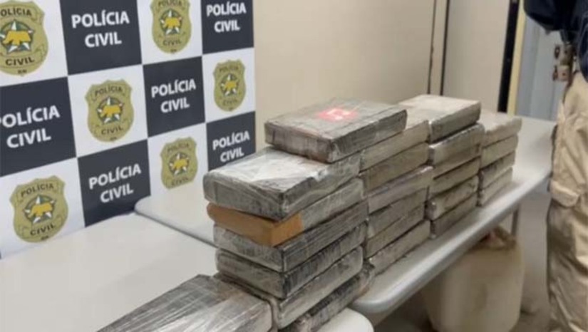 Imagem 1 -  Segundo as informações repassadas pela PRF, a droga teria saído de Mossoró e seria entregue no bairro de Ponta Negra, na zona Sul de Natal. Os dois ocupantes do veículo foram presos em flagrante e encaminhados à Delegacia de Polícia Civil de Macaíba para os procedimentos legais. "As investigações continuam para identificar outros envolvidos na operação de tráfico", completou o órgão. A operação ocorreu durante uma fiscalização de rotina na BR-304, quando os agentes abordaram  o veículo devido ao seu mau estado de conservação. A inspeção revelou que, dentro de uma caixa de som no porta-malas, estavam escondidos 25 tabletes de cocaína, totalizando aproximadamente 27 quilos da droga. 